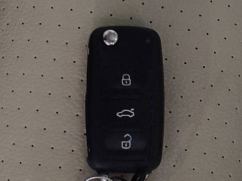 Used 2016 Volkswagen Tiguan SE image 32