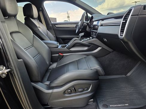 Used 2023 Porsche Cayenne Platinum Edition image 42