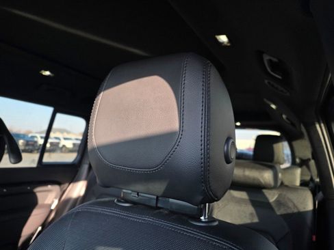 Used 2024 Land Rover Defender 130 X-Dynamic SE image 22