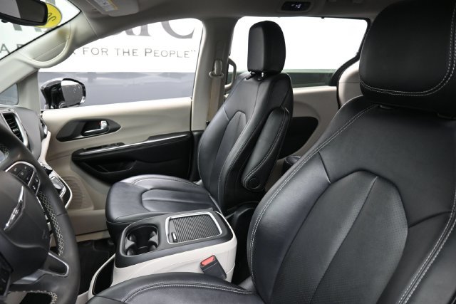 Used 2024 Chrysler Pacifica Touring-L FWD image 17