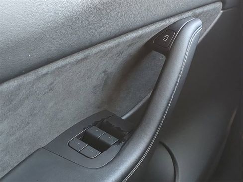 Used 2022 Tesla Model Y Long Range image 25