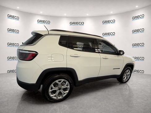 Used 2025 Jeep Compass Latitude w/ Sun & Sound Group AWD/4WD image 14