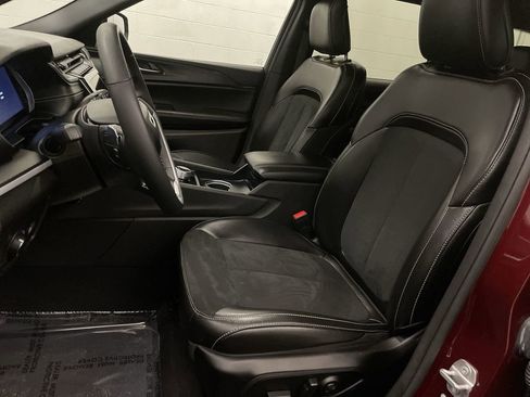 Used 2024 Jeep Grand Cherokee L Altitude AWD/4WD image 13