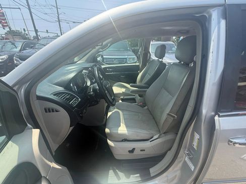Used 2012 Chrysler Town & Country Touring-L w/ Entertainment Group #2 FWD image 12
