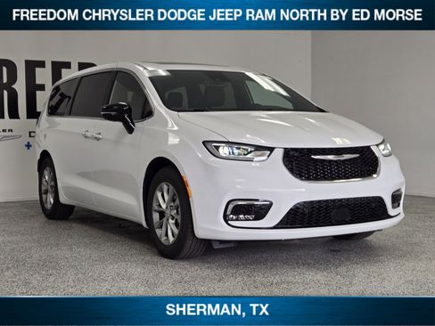 New 2026 Chrysler Pacifica Limited image 2