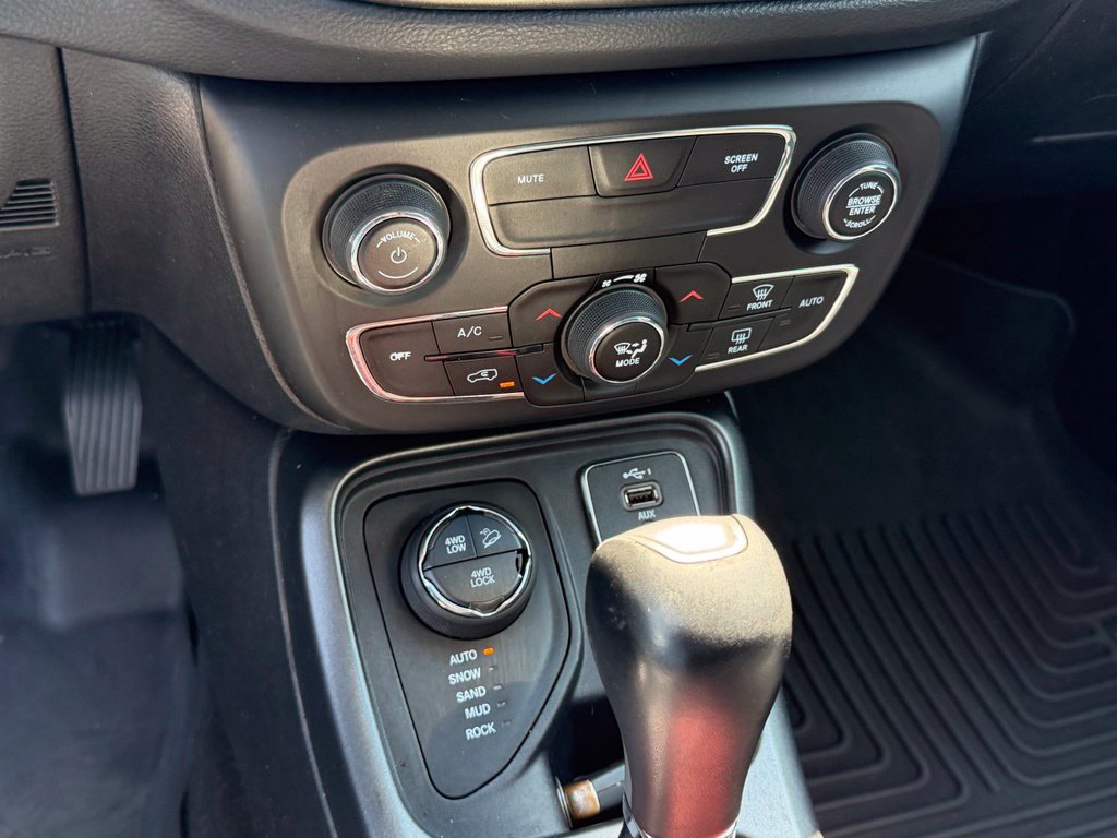 Used 2019 Jeep Compass Trailhawk w/ Cold Weather Group AWD/4WD image 23