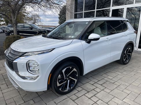 Used 2023 Mitsubishi Outlander image 3