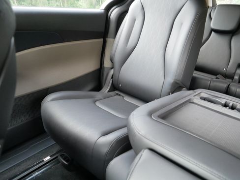 Certified 2026 Kia Carnival FWD image 12