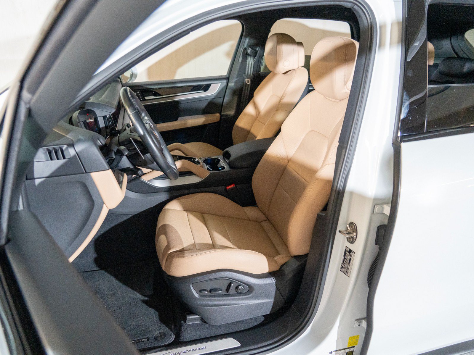 Certified 2025 Porsche Cayenne Coupe AWD/4WD image 5