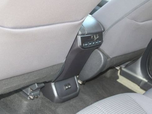 Used 2024 Toyota Highlander LE AWD/4WD image 35