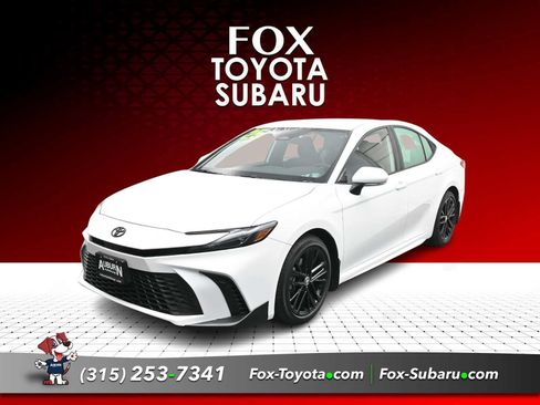 Used 2025 Toyota Camry SE w/ Convenience Package FWD image 1