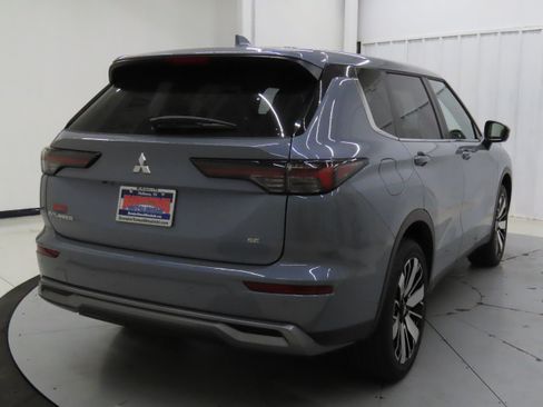 New 2025 Mitsubishi Outlander SE image 3
