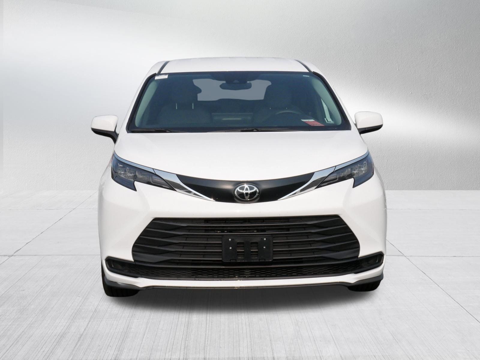 Certified 2026 Toyota Sienna LE FWD image 2