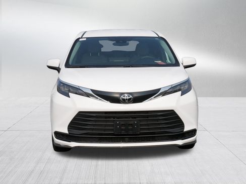 Certified 2026 Toyota Sienna LE FWD image 2
