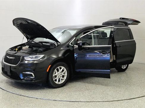 Used 2023 Chrysler Pacifica Touring-L FWD image 10