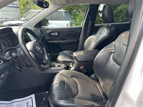 Used 2019 Jeep Cherokee Trailhawk AWD/4WD image 9
