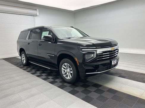 New 2026 Chevrolet Suburban LT w/ Comfort Package AWD/4WD image 7