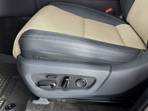 Used 2024 Lexus GX 550 image 23