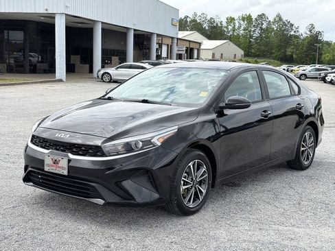 Used 2023 Kia Forte LXS w/ LXS Technology Package FWD image 2