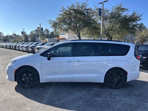 New 2026 Chrysler Pacifica Limited image 4