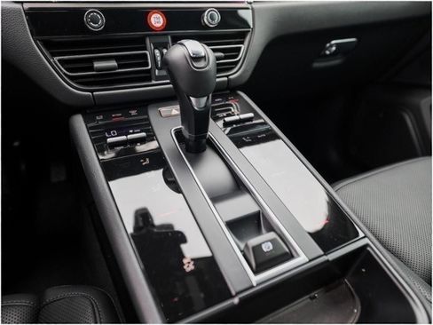 Certified 2025 Porsche Macan image 20