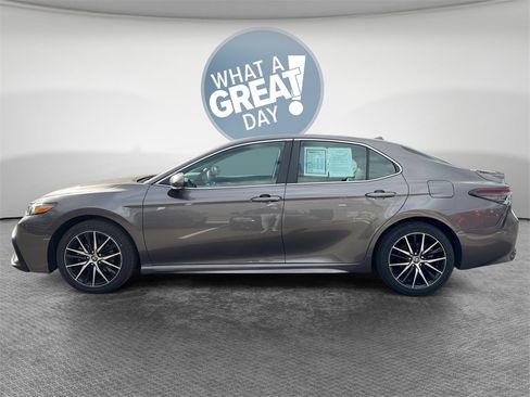 Used 2022 Toyota Camry SE image 6