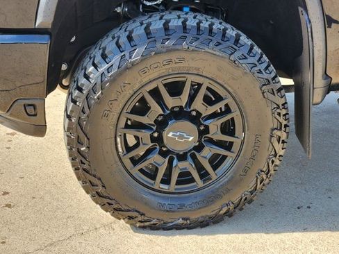 Used 2025 Chevrolet Silverado 2500 ZR2 w/ Technology Package image 19