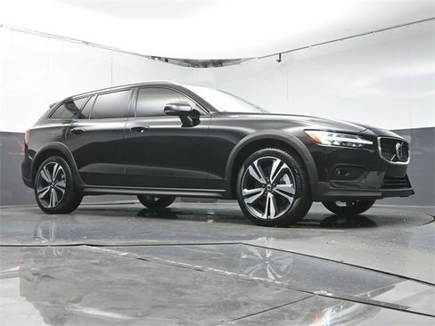 Used 2024 Volvo V60 B5 Cross Country Plus image 41