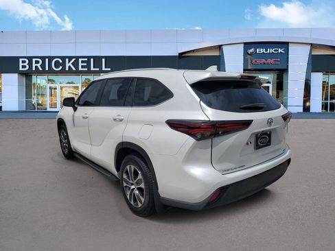 Used 2024 Toyota Highlander XLE FWD image 4