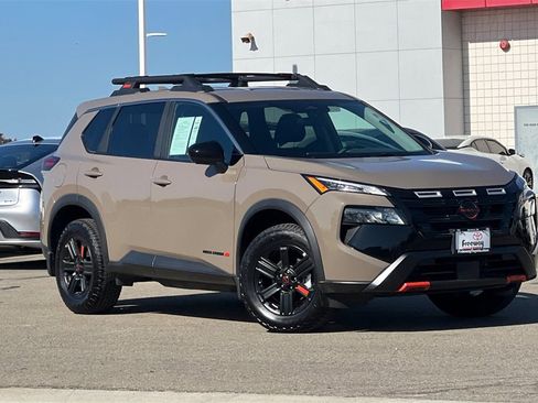 Used 2025 Nissan Rogue SV image 2