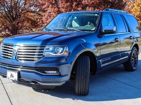 Used 2015 Lincoln Navigator 4WD image 3