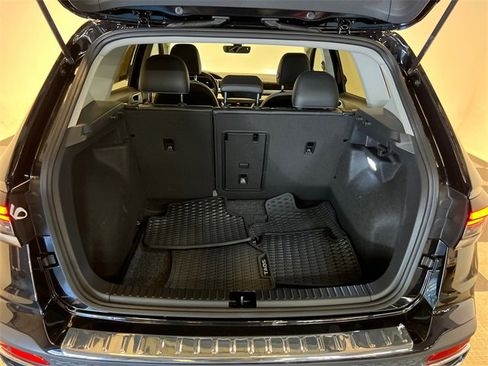 Certified 2025 Volkswagen Taos SE image 5