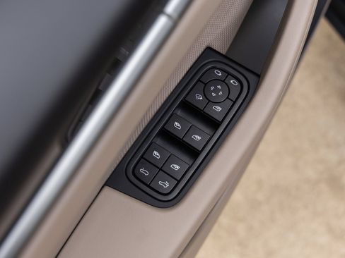 Certified 2025 Porsche Macan Electric RWD image 22