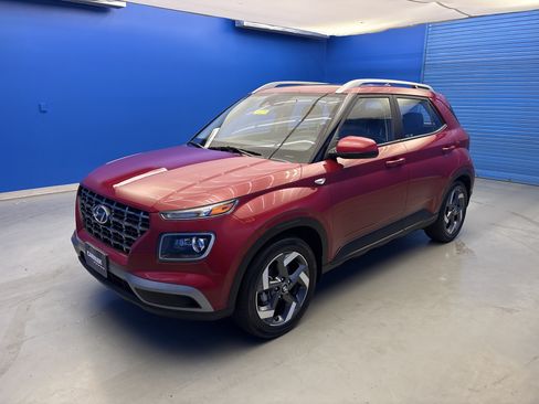 Used 2022 Hyundai Venue Limited FWD image 4