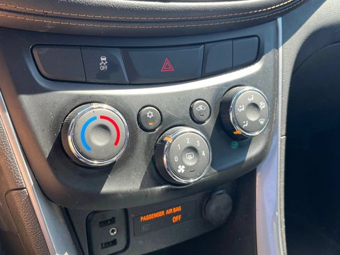 Used 2019 Chevrolet Trax LT w/ LT Convenience Package AWD/4WD image 23