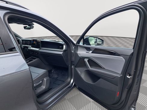New 2025 Volkswagen Tiguan SE R-Line image 17
