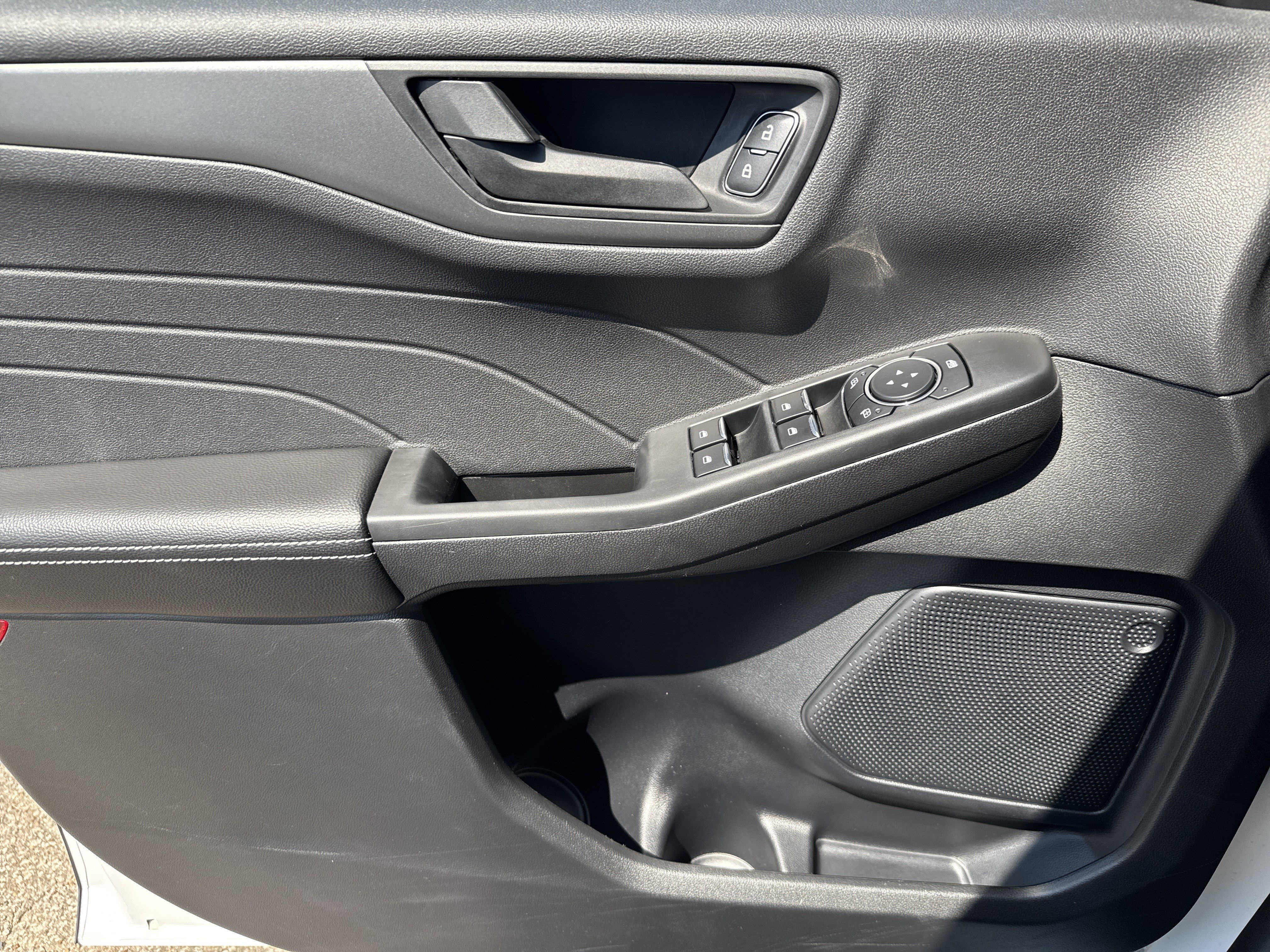 Used 2025 Ford Escape Active AWD/4WD image 9