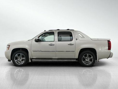 Used 2013 Chevrolet Avalanche LTZ image 2