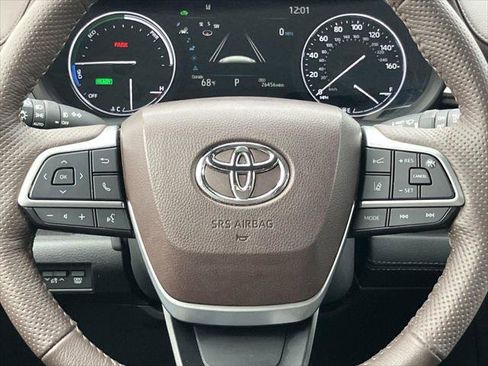 Certified 2024 Toyota Sienna Platinum image 23
