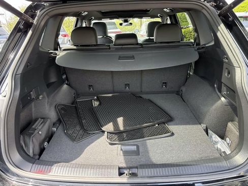 Used 2024 Volkswagen Tiguan SE R-Line image 9