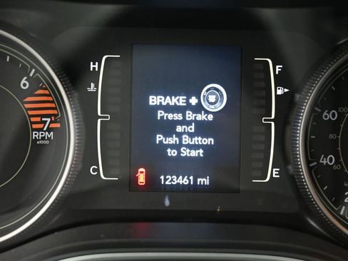 Used 2019 Jeep Cherokee Latitude Plus FWD image 13