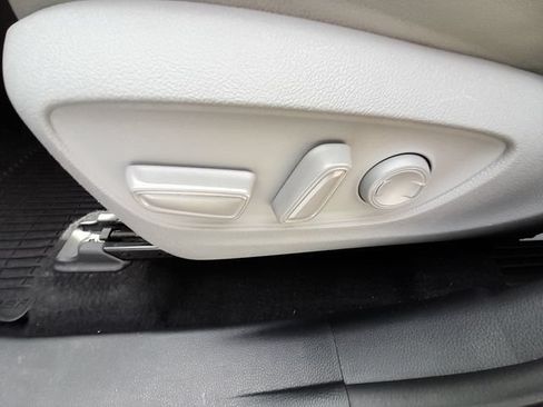 Used 2021 Toyota Highlander XLE AWD/4WD image 38