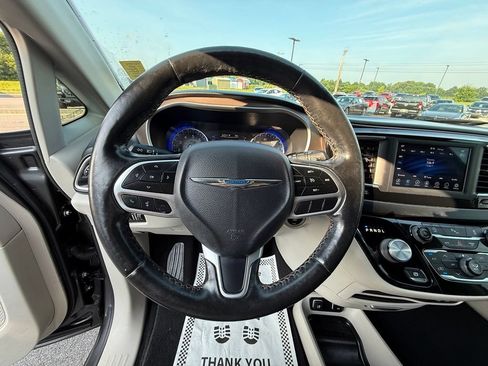 Used 2019 Chrysler Pacifica Touring-L FWD image 22
