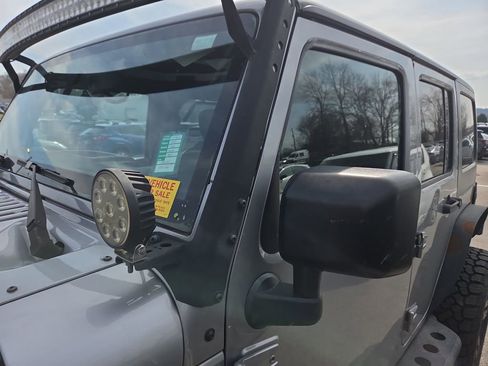 Used 2016 Jeep Wrangler Unlimited Sahara w/ Connectivity Group image 9