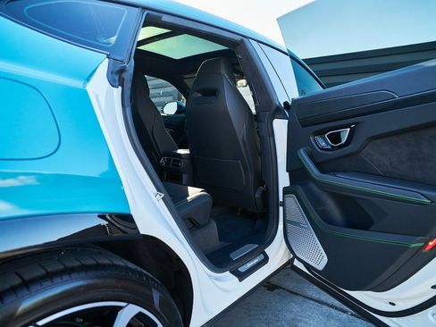 Used 2021 Lamborghini Urus image 24