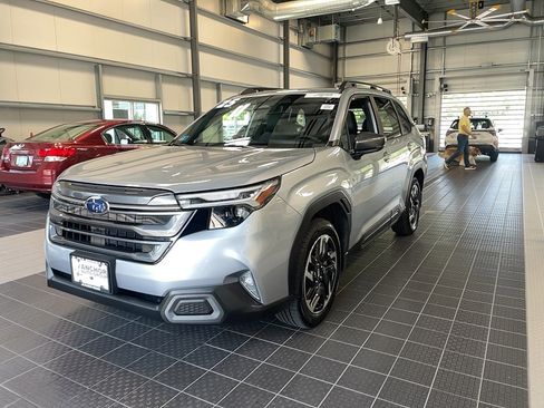 Used 2025 Subaru Forester Limited image 3