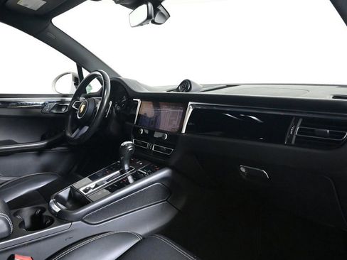 Certified 2023 Porsche Macan AWD/4WD image 17