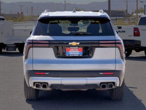 Used 2024 Chevrolet Traverse LT image 4