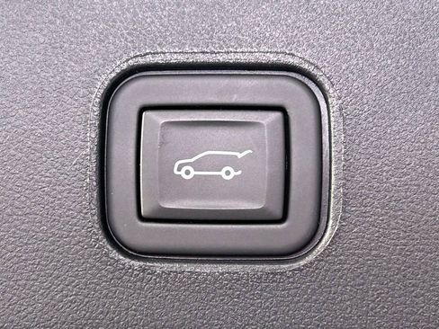 Used 2024 Cadillac Lyriq Luxury w/ LPO, Floor Liner Package AWD/4WD image 15