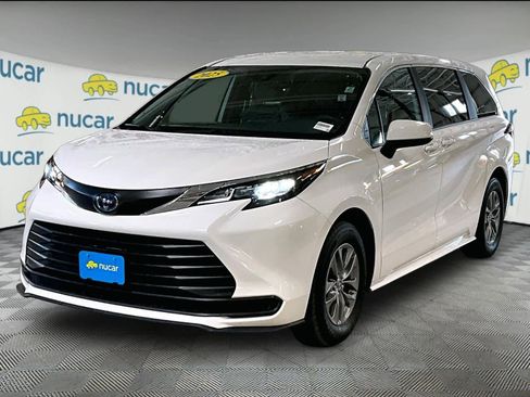 Used 2025 Toyota Sienna LE image 3